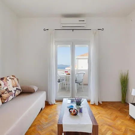 Geraeumige Im Erdgeschoss Mit Meerblick Vom Privaten Balkon Kožino