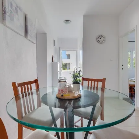 Geraeumige Im Erdgeschoss Mit Meerblick Vom Privaten Balkon * Kožino