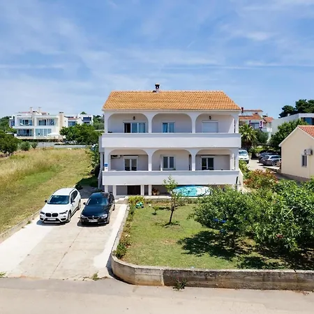 Geraeumige Im Erdgeschoss Mit Meerblick Vom Privaten Balkon Apartment